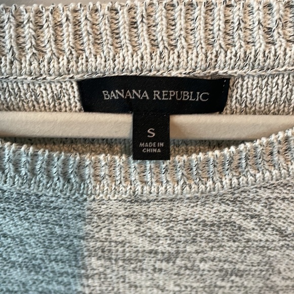 Banana republic short sweater with fitted sleeves size small - Picture 2 of 4
